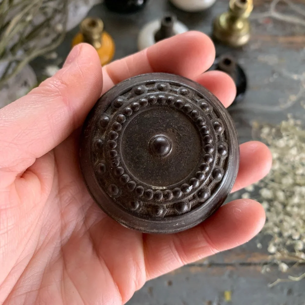 ANTIQUE PORCELAIN & BRASS DOOR KNOBS - Picture 8 of 9